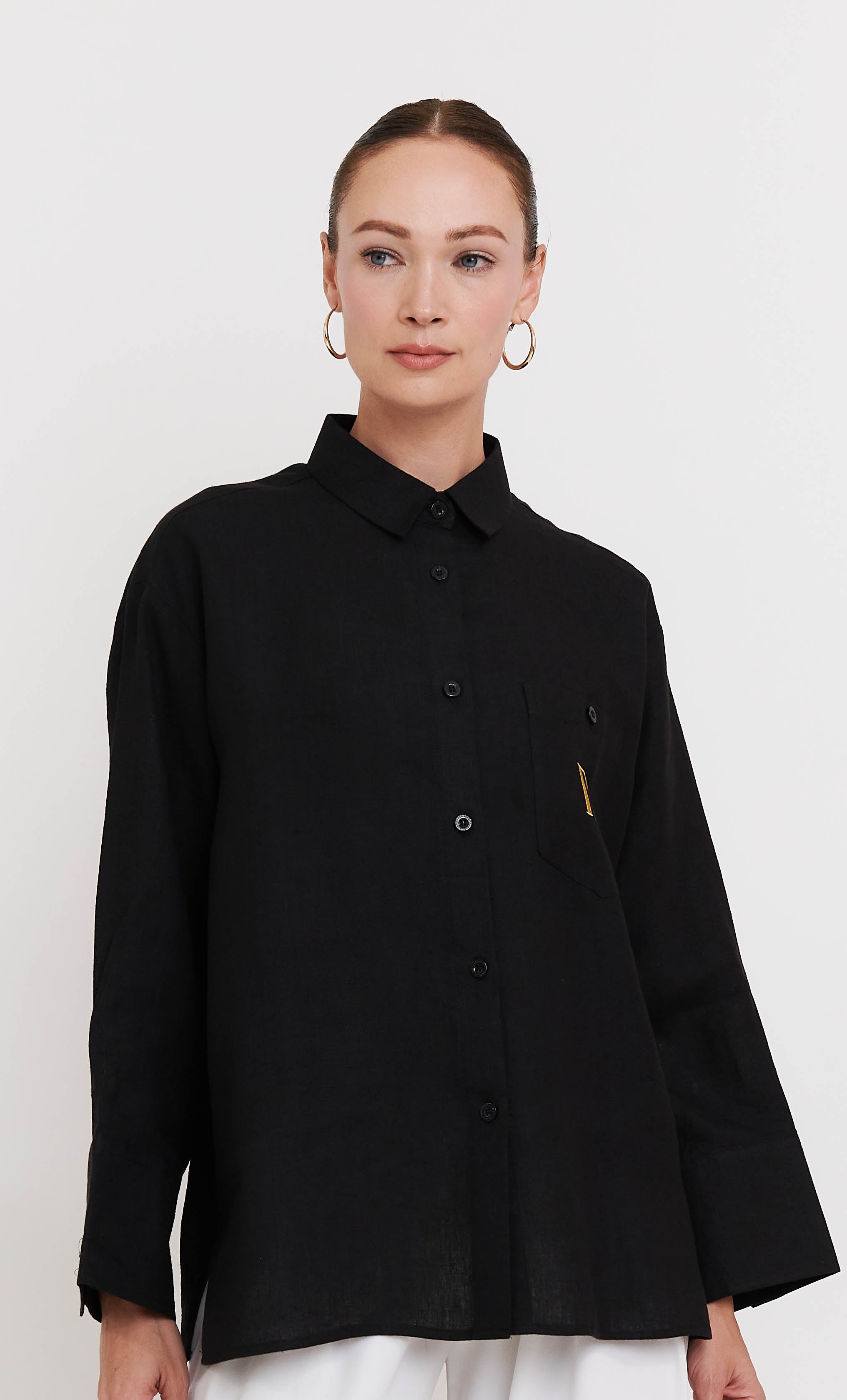 Jane Top – Black cotton linen with ‘R‘ embroidery